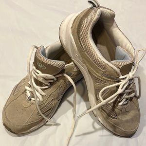 EUC Sz 9W Dr Scholls “Aster” suede sneakers